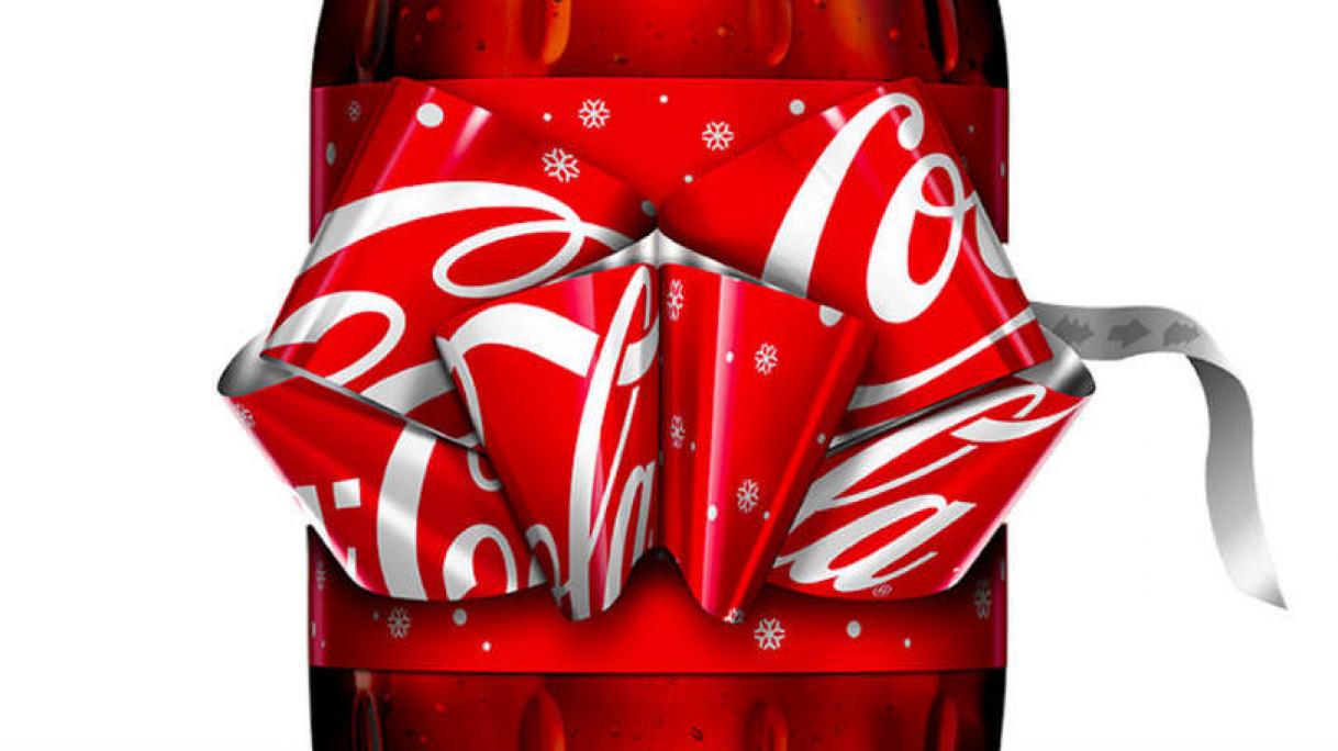 Coca-Cola produz embalagem que se transforma laço natalino